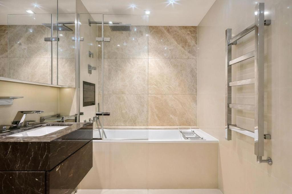 Apartment Luxurious West Kensington Flat With City Views London