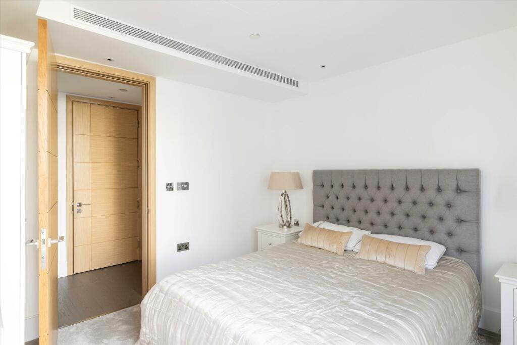 Luxurious West Kensington Flat With City Views London