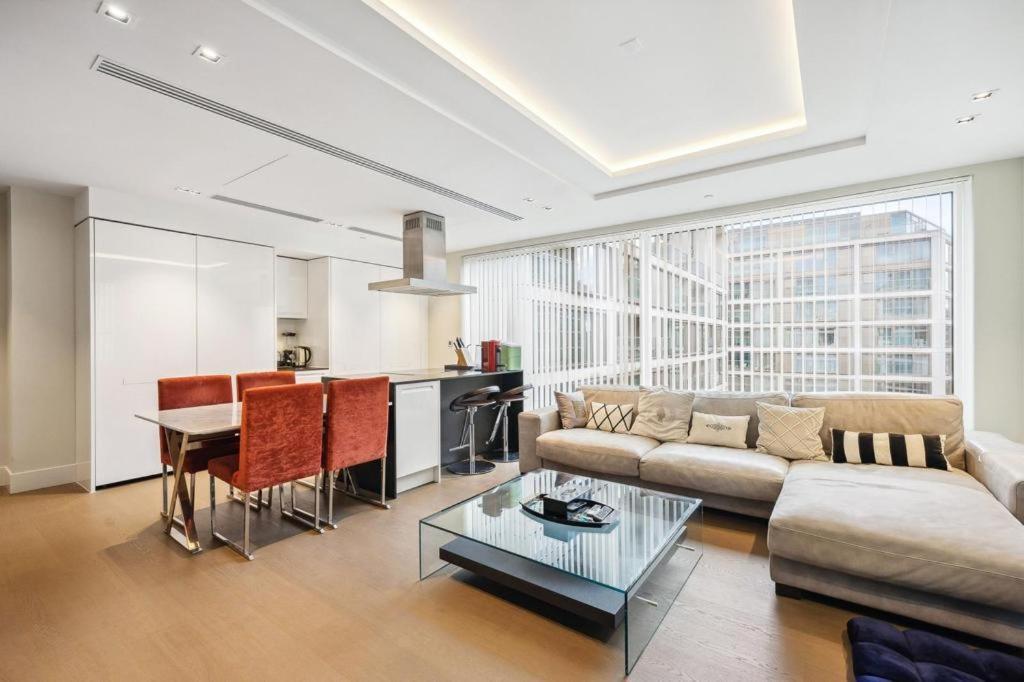 Luxurious West Kensington Flat With City Views * London